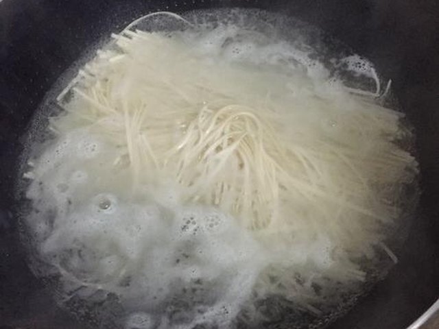 【香菇蚝油拌面】步骤4