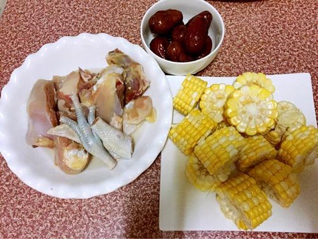 【玉米红枣鸡汤】步骤2