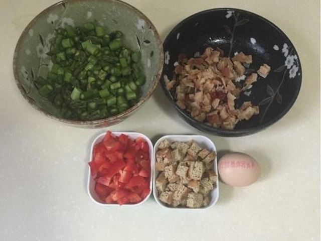 【芦笋鱿鱼黄金炒饭】步骤2