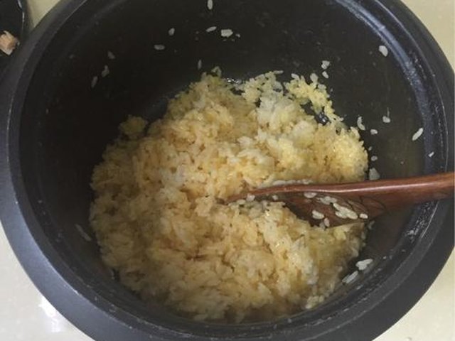 【芦笋鱿鱼黄金炒饭】步骤3