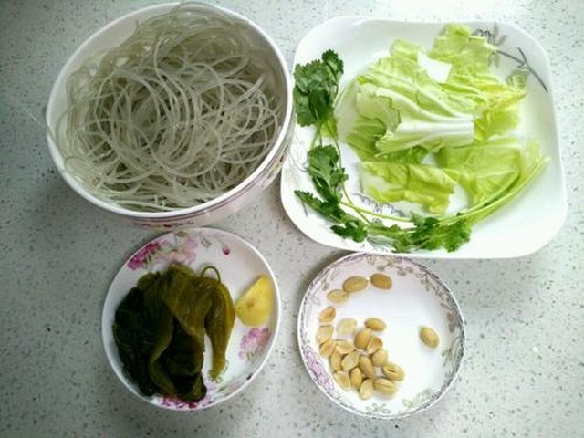 【酸菜煮粉丝】步骤1