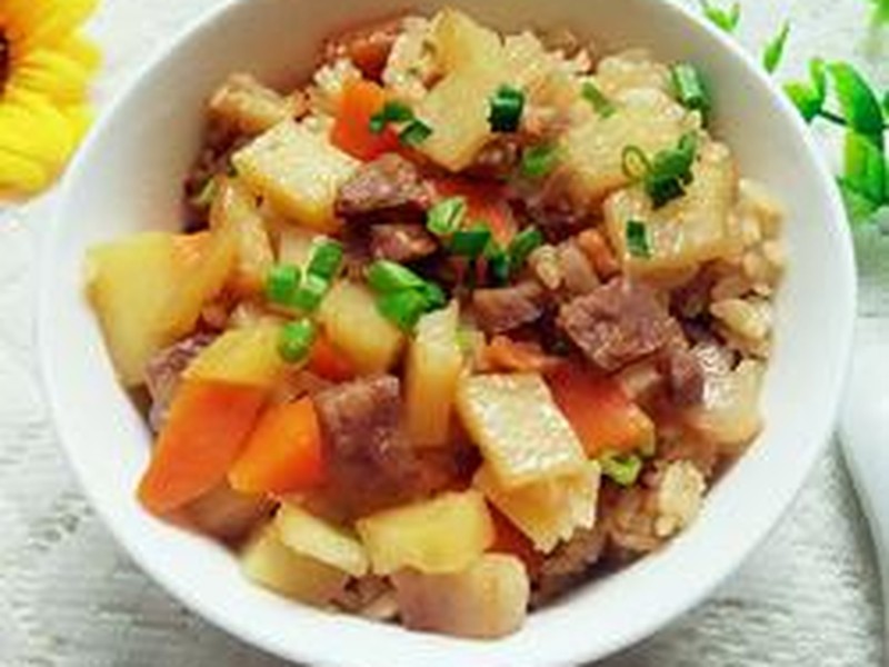 腊肉土豆焖饭
