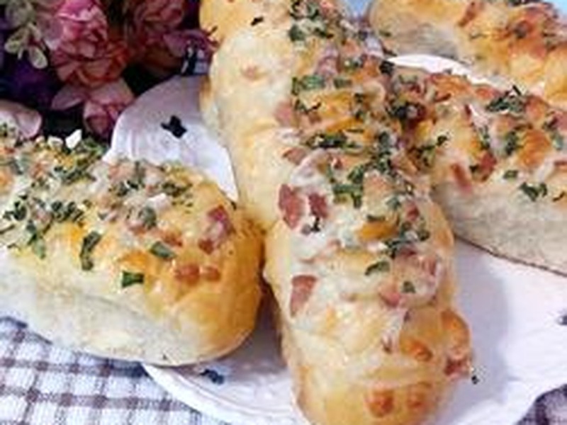 香葱培根芝士肉松面包