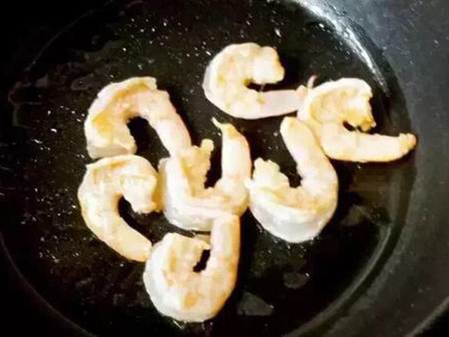 【低卡花菜鲜虾披萨】步骤3