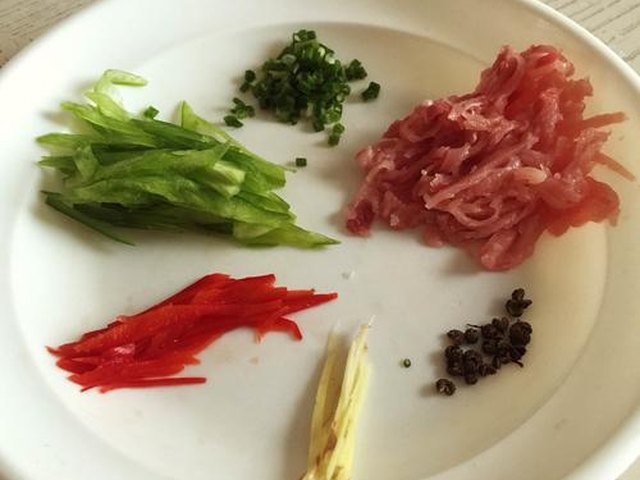 【青椒肉丝面】步骤1