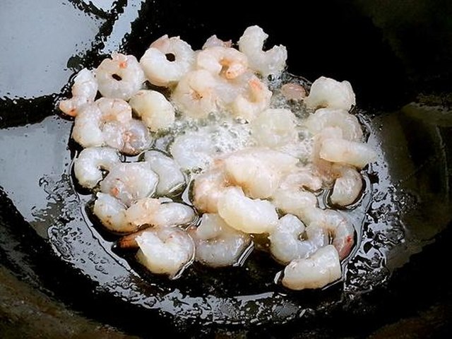 【虾仁炒饭】步骤2