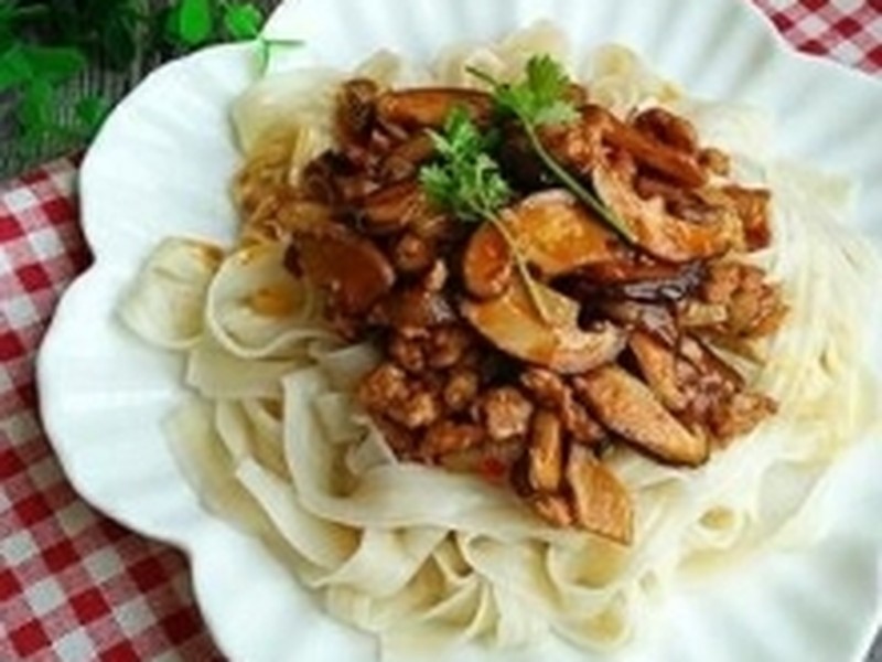 香辣猪肉香菇拌面