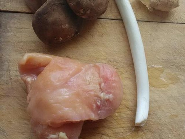 【香菇鸡肉馄饨】步骤1