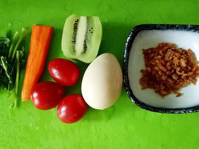 【圣女果杂蔬鸡蛋炒饭】步骤1