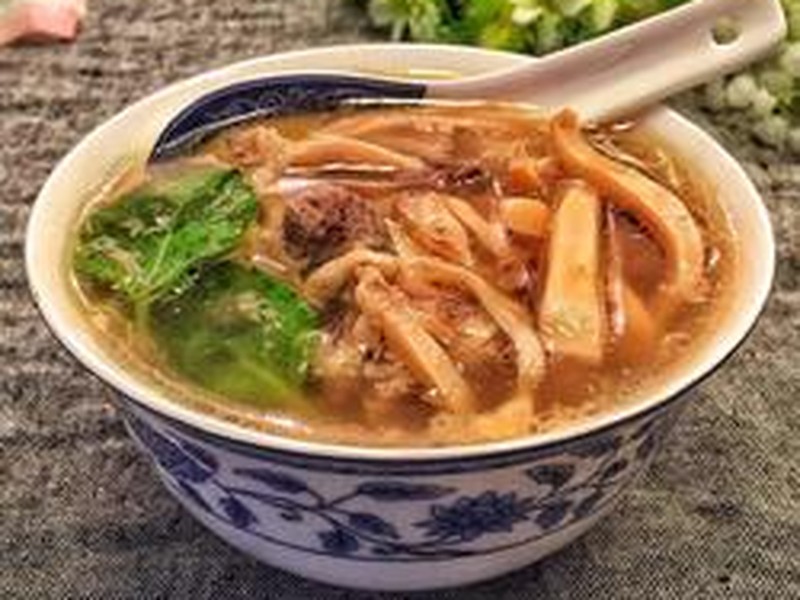 炖墨鱼排骨汤