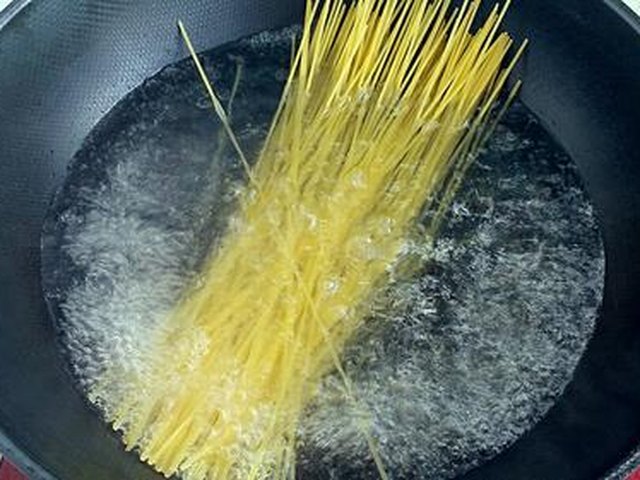 【牛油果培根意面】步骤2