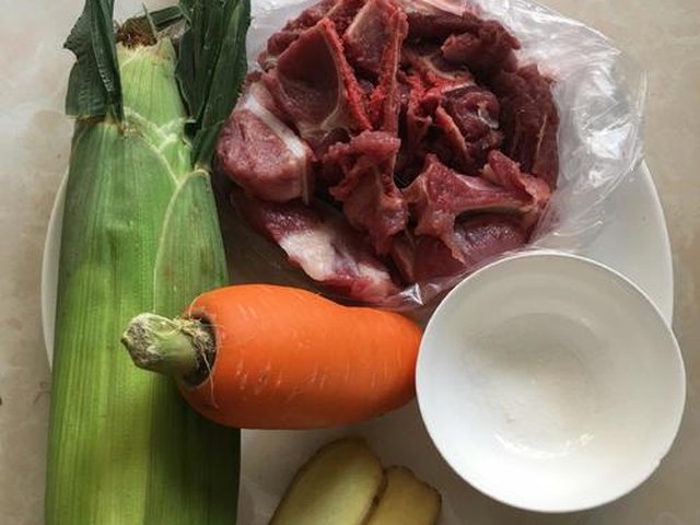 【伞骨胡萝卜玉米汤（沙煲法）】步骤1