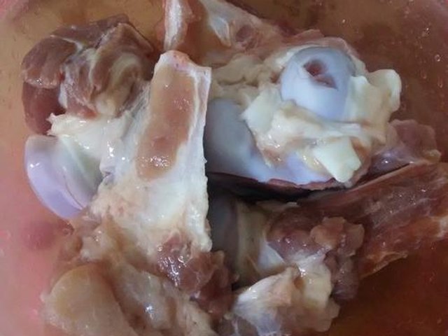【筒子骨白萝卜汤】步骤2