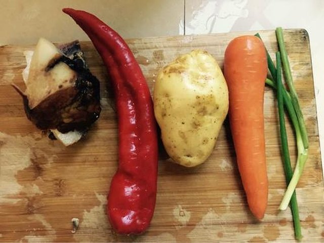 【土豆胡萝卜腊肉焖饭】步骤1