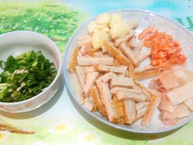 【鱿鱼虾仁炒面】步骤2