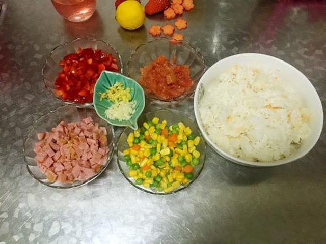 【蒜香鸡肉咖喱炒饭】步骤1