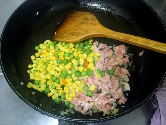【蒜香鸡肉咖喱炒饭】步骤4