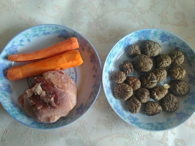 【香菇猪肉胡萝卜饺子】步骤1