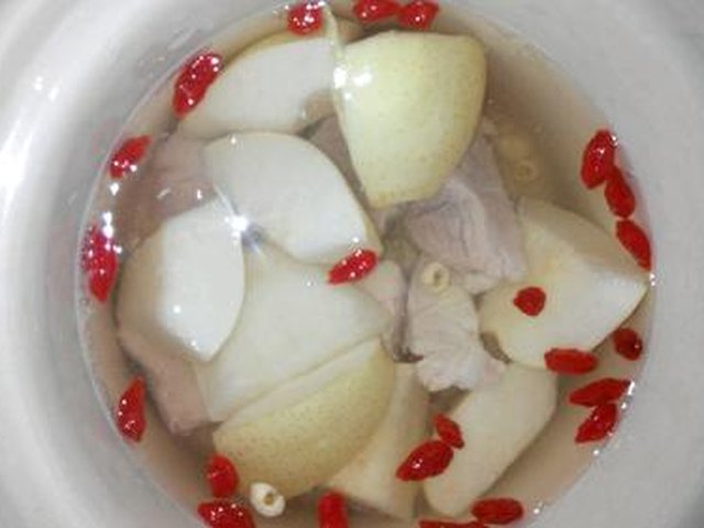 【川贝雪梨瘦肉汤】步骤3