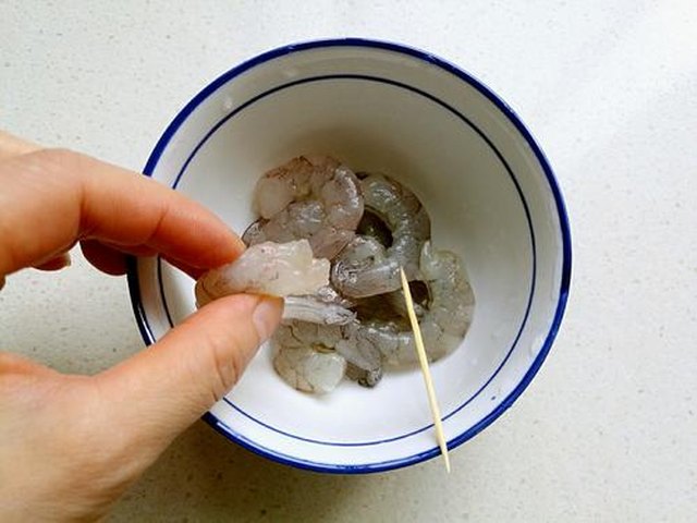【虾仁炒饭】步骤2
