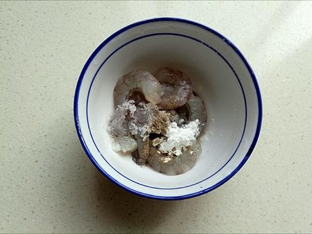【虾仁炒饭】步骤3