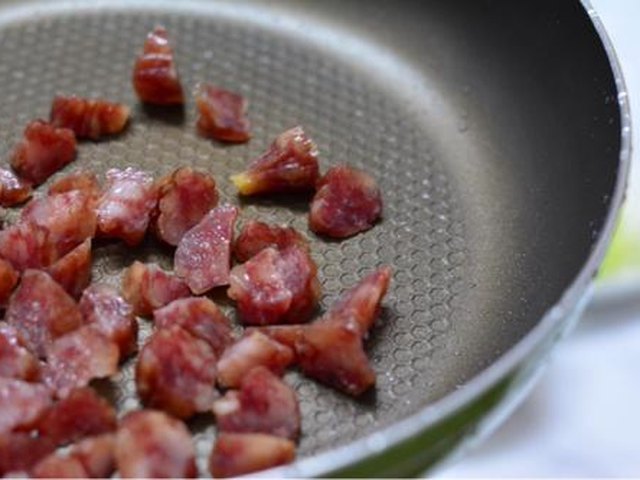 【腊肠胡萝卜香菇焖饭】步骤3