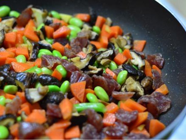 【腊肠胡萝卜香菇焖饭】步骤4