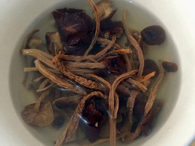 【茶树菇排骨汤】步骤3
