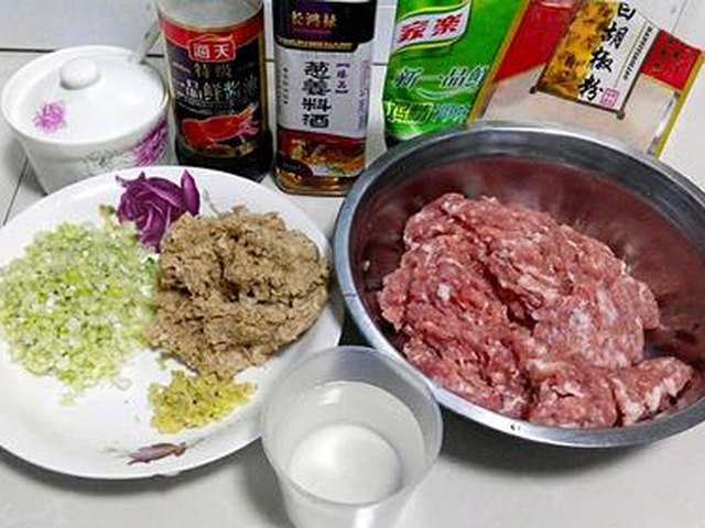 【猪肉酸菜水饺】步骤1