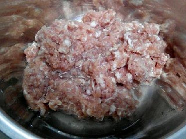 【猪肉酸菜水饺】步骤3