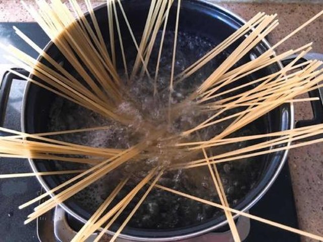 【黑胡椒虾肉意大利面】步骤2