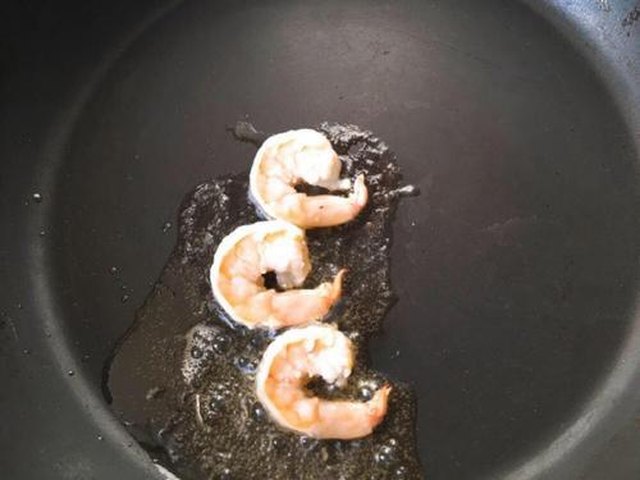 【黑胡椒虾肉意大利面】步骤3
