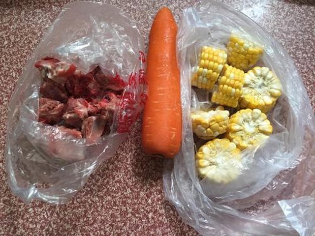 【玉米萝卜炖排骨】步骤1