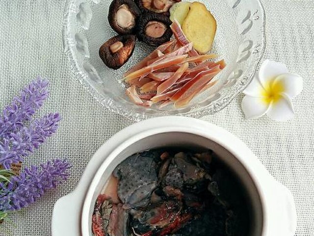 【墨鱼香菇炖鸡】步骤3