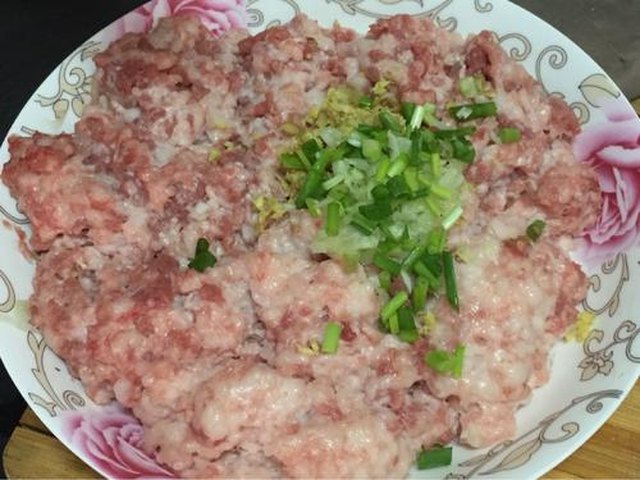 【酸菜猪肉包】步骤2