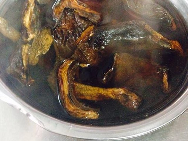 【法式煎羊排配白兰地烩彩椒牛肝菌汁】步骤1