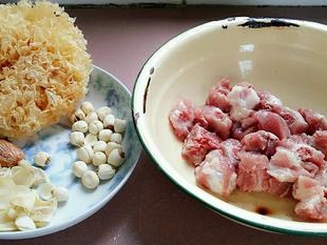 【莲子百合银耳蜜枣排骨汤】步骤1