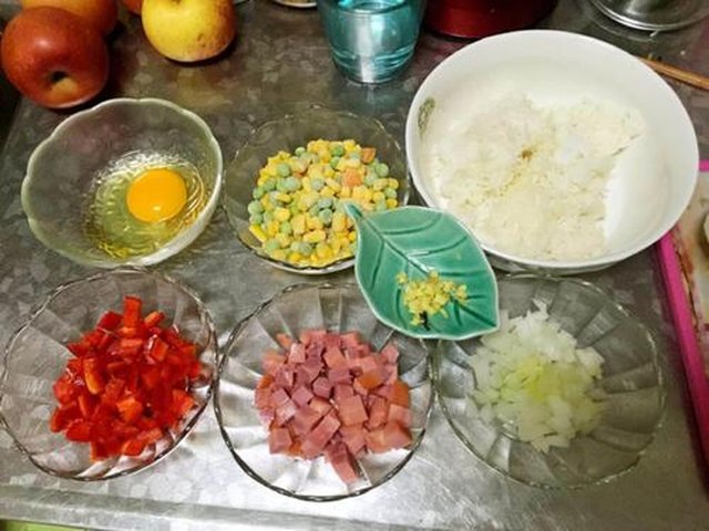 【什锦吐司咖喱炒饭】步骤1