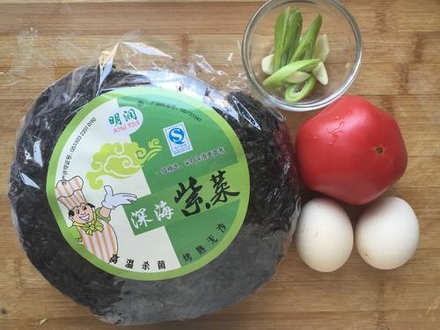 【紫菜西红柿蛋花汤】步骤1