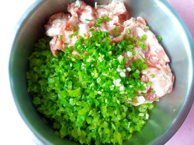 【芹菜猪肉包子】步骤4