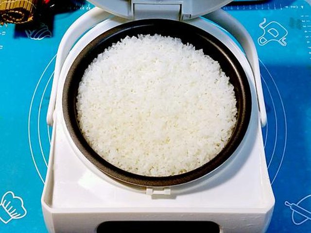 【蟹肉棒肉松寿司】步骤1
