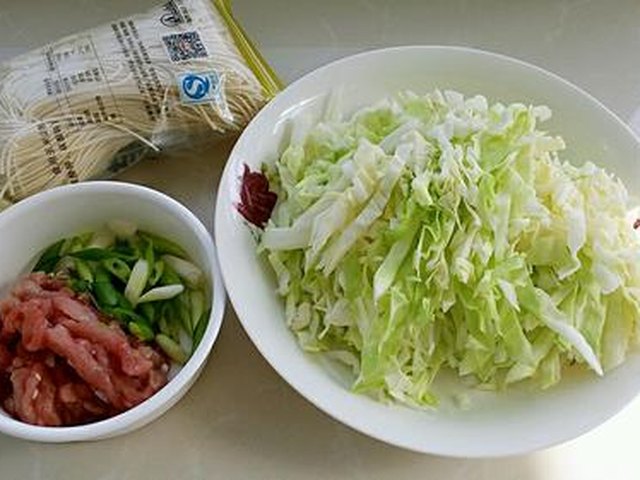 【肉丝卷心菜炒面】步骤1