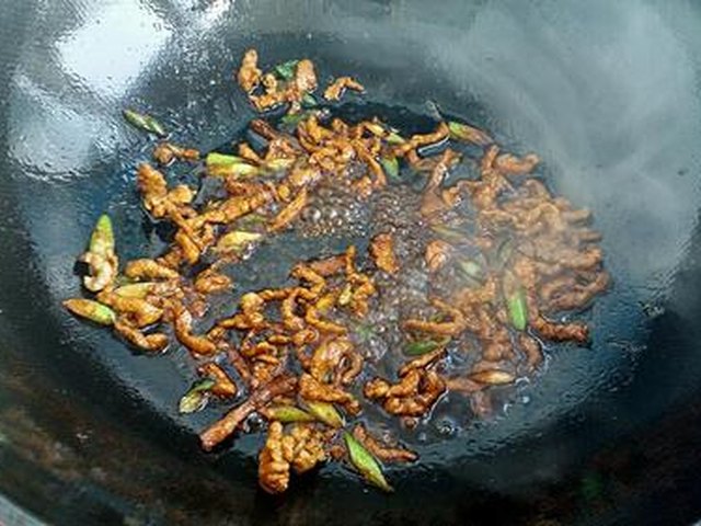 【肉丝卷心菜炒面】步骤4