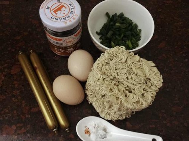 【火腿鸡蛋炒面】步骤1