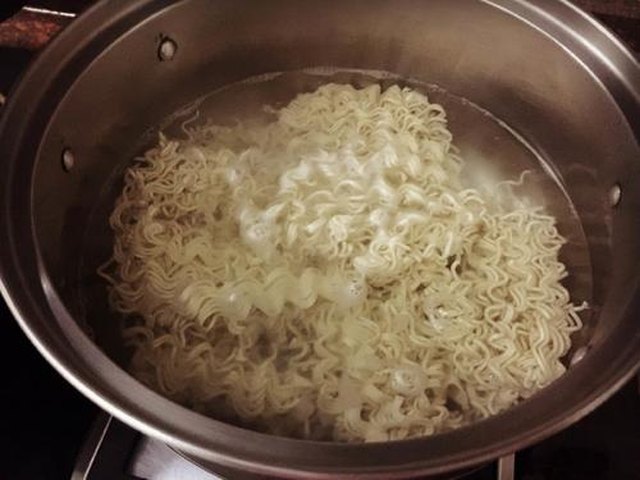 【火腿鸡蛋炒面】步骤4