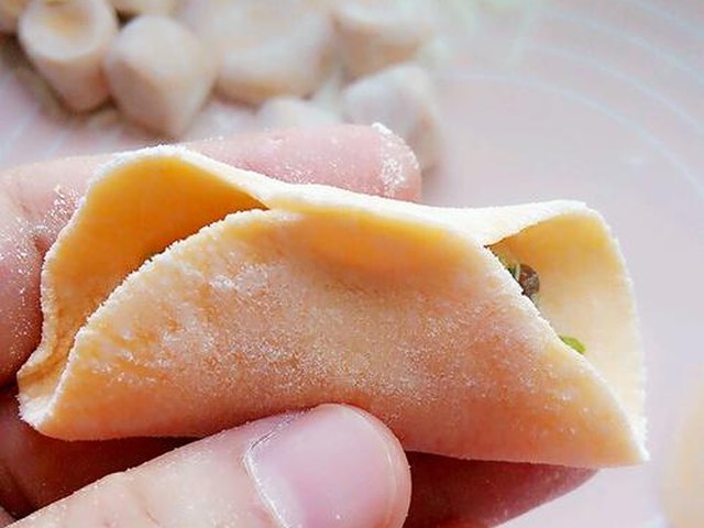 【胡萝卜皮猪肉芹菜水饺】步骤4