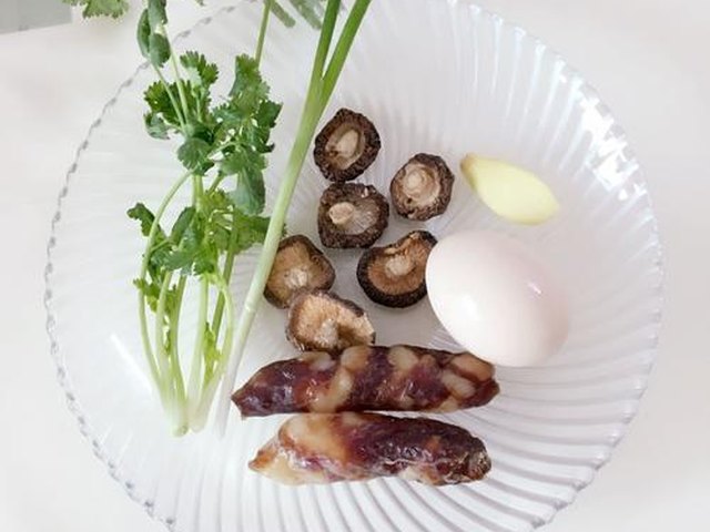 【香菇腊肠煲仔饭】步骤1