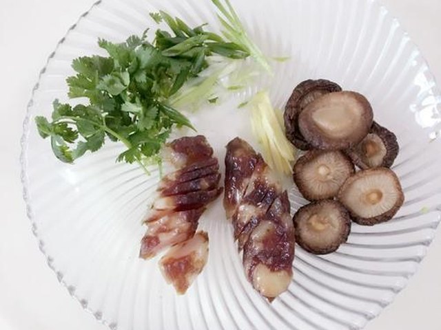 【香菇腊肠煲仔饭】步骤2