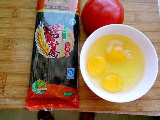 【西红柿鸡蛋苦荞拌面】步骤1