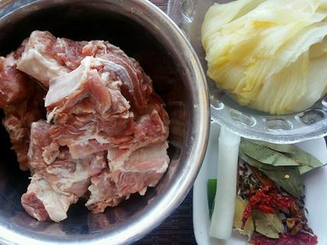 【东北酸菜炖排骨】步骤1